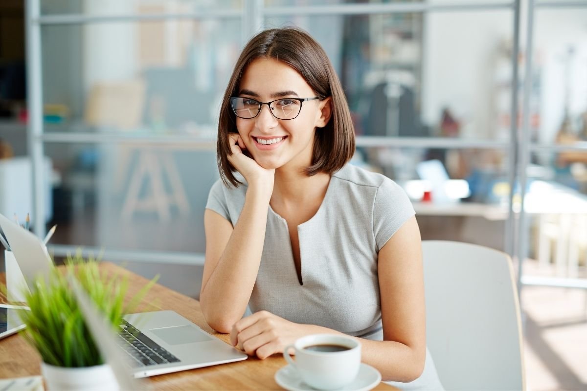 Ofis ortamında kadın ve saksı çiçeği