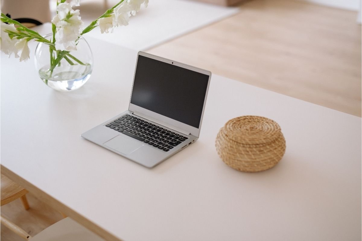 Masanın üzerinde duran ofis çiçeği